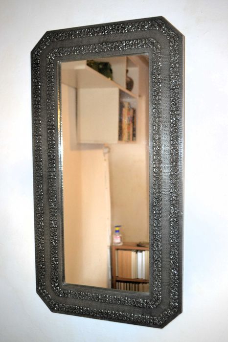 Espelho com moldura em folha de estanho.