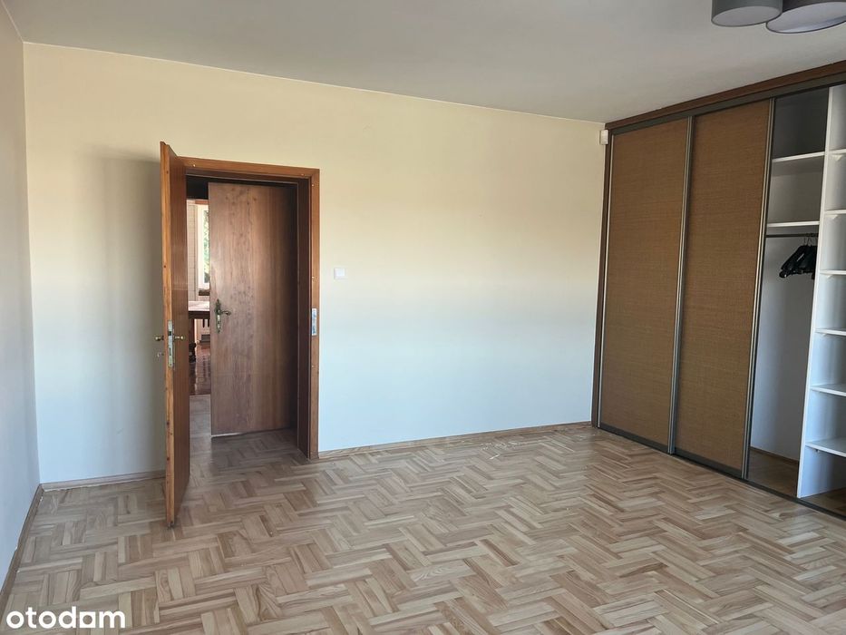 Przestronny ,zadbany dom z pięknym dużym ogrodem.