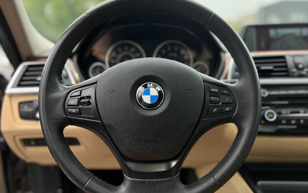BMW 320 I 2017 року