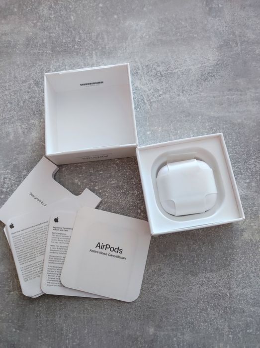 Apple AirPods 4 з активним шумозаглушенням (ANC) та чехол до них