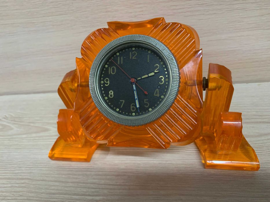 Годинник настільний на впевненому ходу