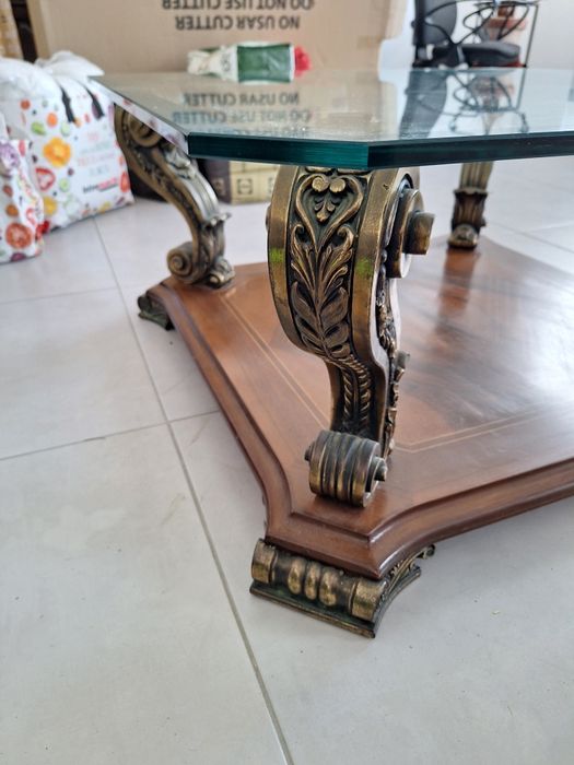 Mesa de centro clássica com tampo de cristal.