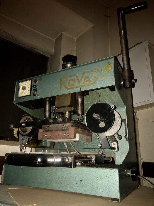 Máquina de termo estampagem com bobines de foil
