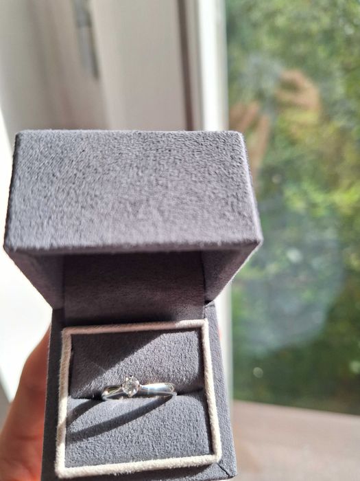 Pierścionek zaręczynowy z brylantem