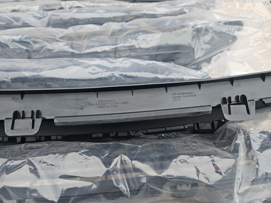 Решётка переднего бампера гриль Tesla Model Y 1493759