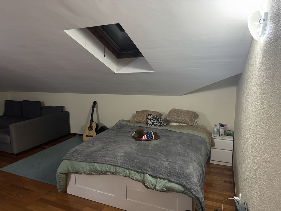 Aluga-se Quarto com casa de banho.