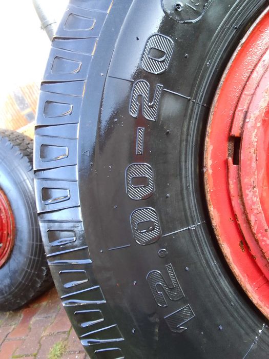 Opona , rozmiar1200x 20, bieżnik dobry.- stan dobry.