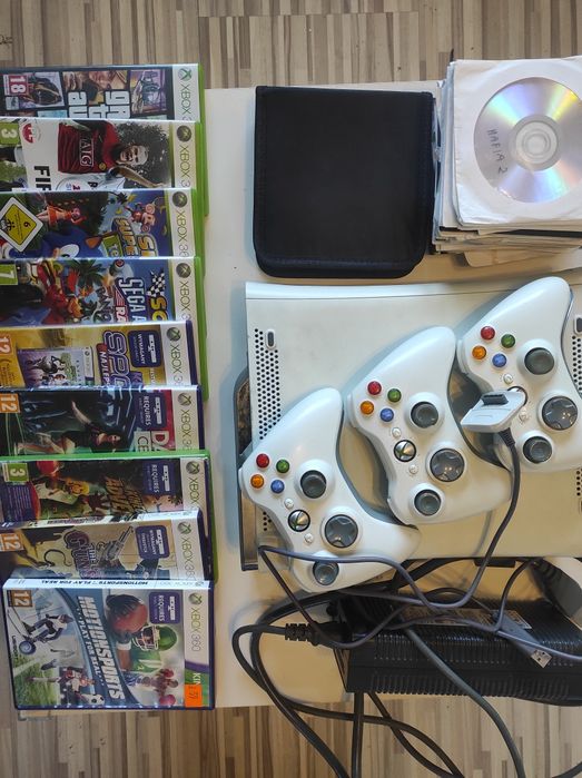 Xbox 360 z kinektem +3pady+80 gier