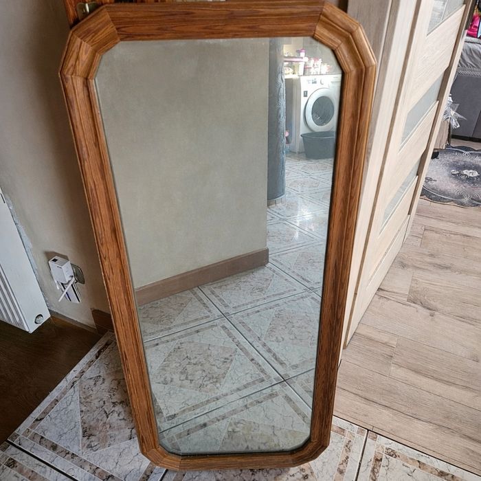 Lustro w drewnianej oprawie