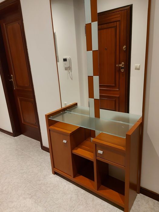 Aparador e espelho de hall de  entrada