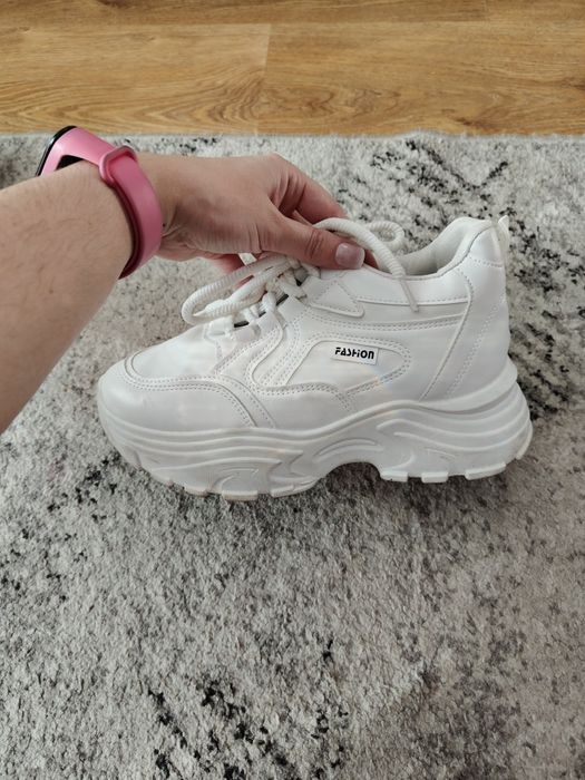 Buty na koturnie