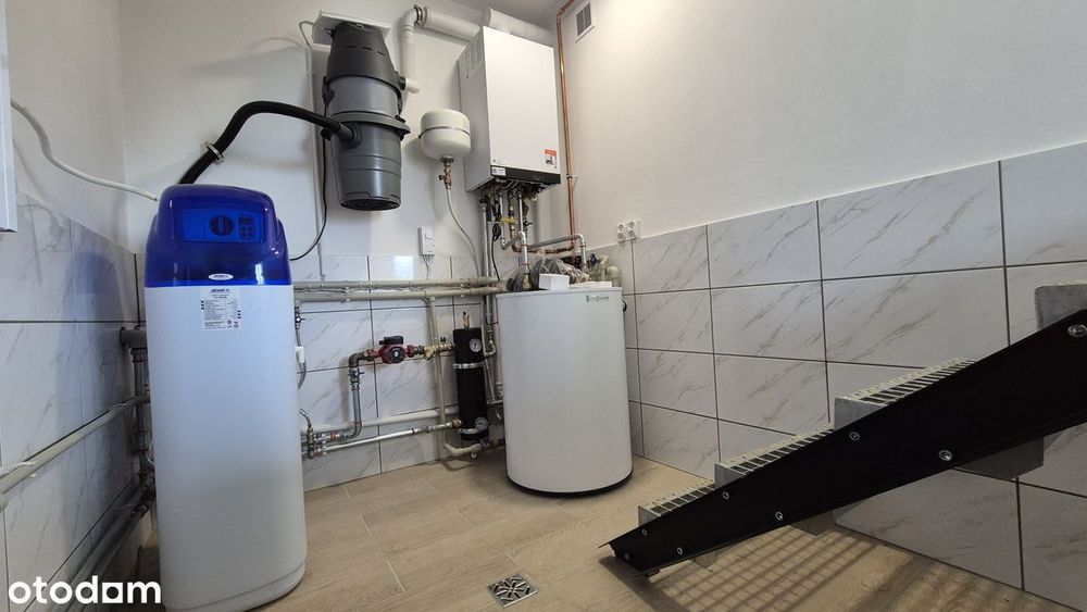 Dom z wiatą samochodową z osobnym wjazdem i dużym prywatnym ogrodem