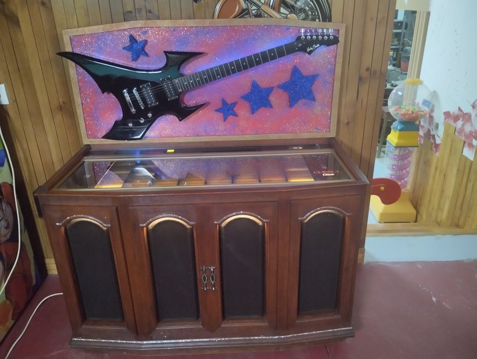 Jukebox de vinil a funcionar perfeitamente.
Tem 80 discos, com 160 mús