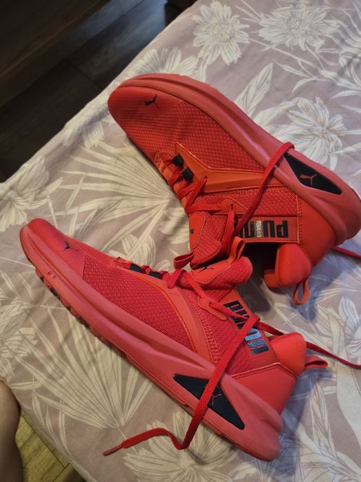 Czerwone buty puma