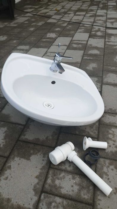 Umywalka łazienkowa z baterią