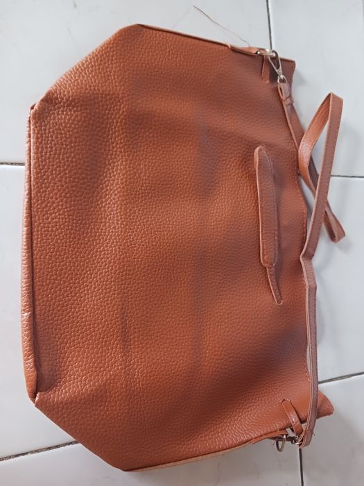 Malas e carteiras de várias cores