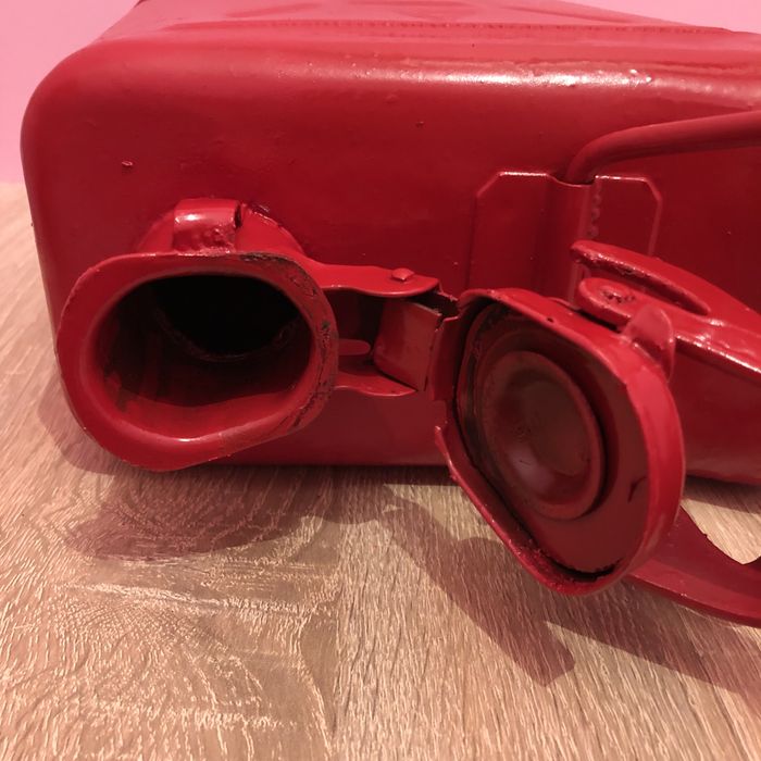 Канистра металлическая обьемом 5 литров для бензина/дизельного топлива