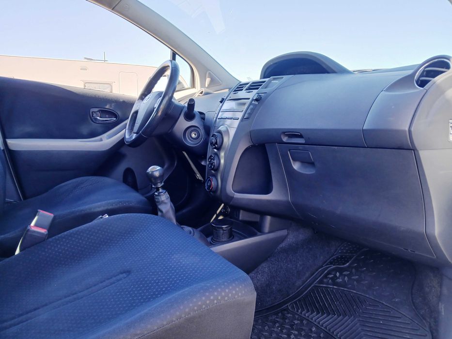 Toyota Yaris 1.3 VVTi  - Robusto fiabilidade e económico (Negociável)