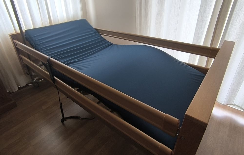 Cama articulada elevatória e eletrónica