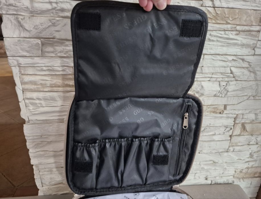 Kosmetyczka Damska Kuferek z organizerem Guess