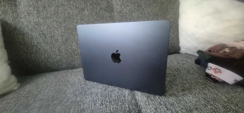 Macbook air m2 13,6 8core 8gb RAM 256gb SSD
