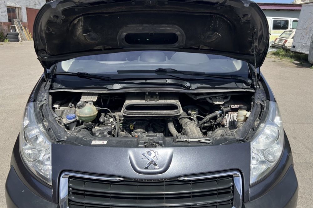 Продам сімейний , справний автомобіль