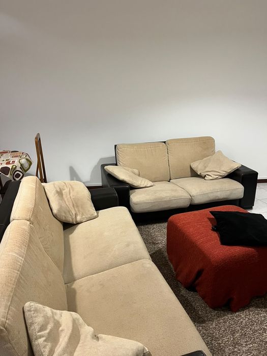 2 sofás de sala em pele