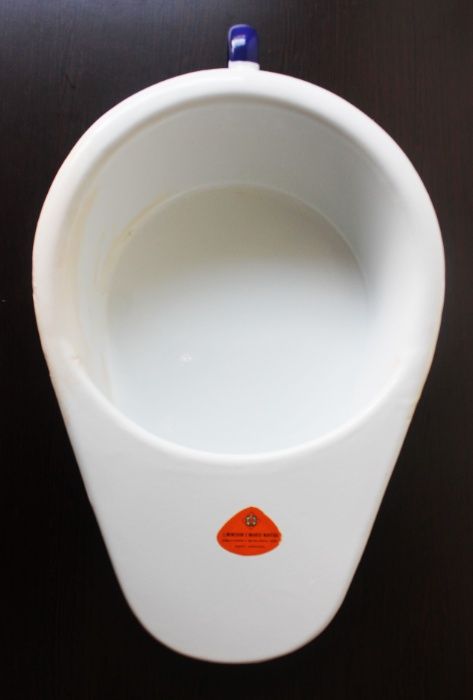 Antiga aparadeira de ferro esmaltado em branco