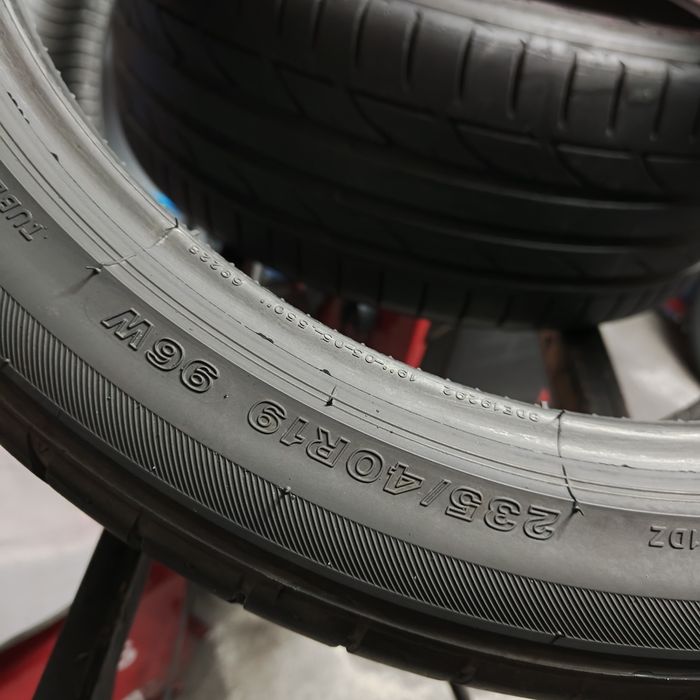 235/40/19 XL Sprzedam parę opon letnich Bridgestone