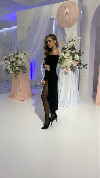 Елегантна вечірня сукня з розрізом