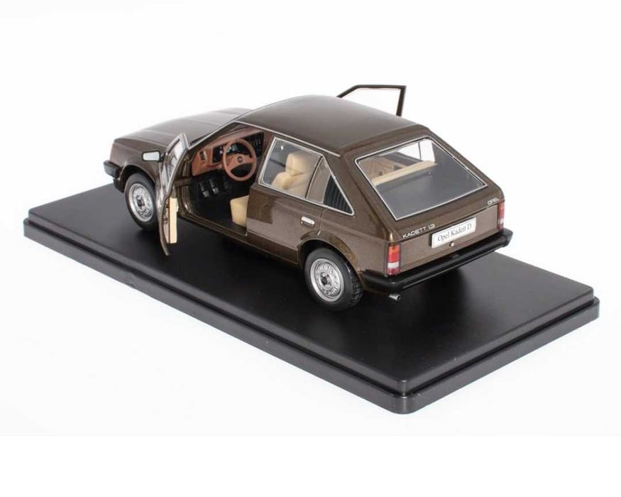 Opel Kadett D w skali 1:24 - nowy w org opakowaniu i z gazetka