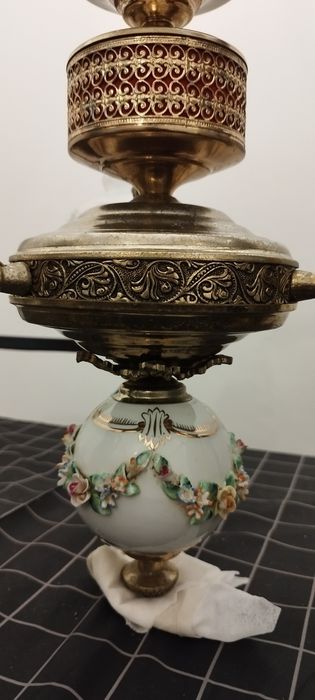 Candeeiro antigo em latão e porcelana