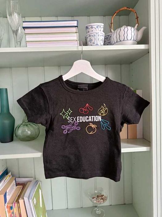 Krotki T-shirt Sex Education Sinsay r. 34 / XS