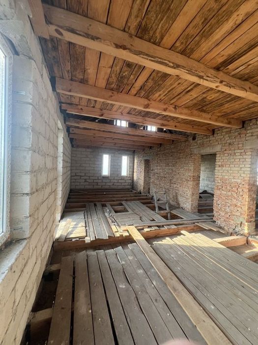 Цегляний будинок в с. Городок біля річки Устя.