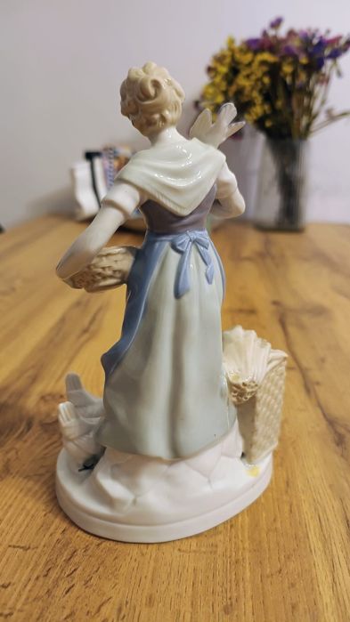 Figurka porcelanowa. Kobieta karmiąca kury. Porcelana Carl Scheidig