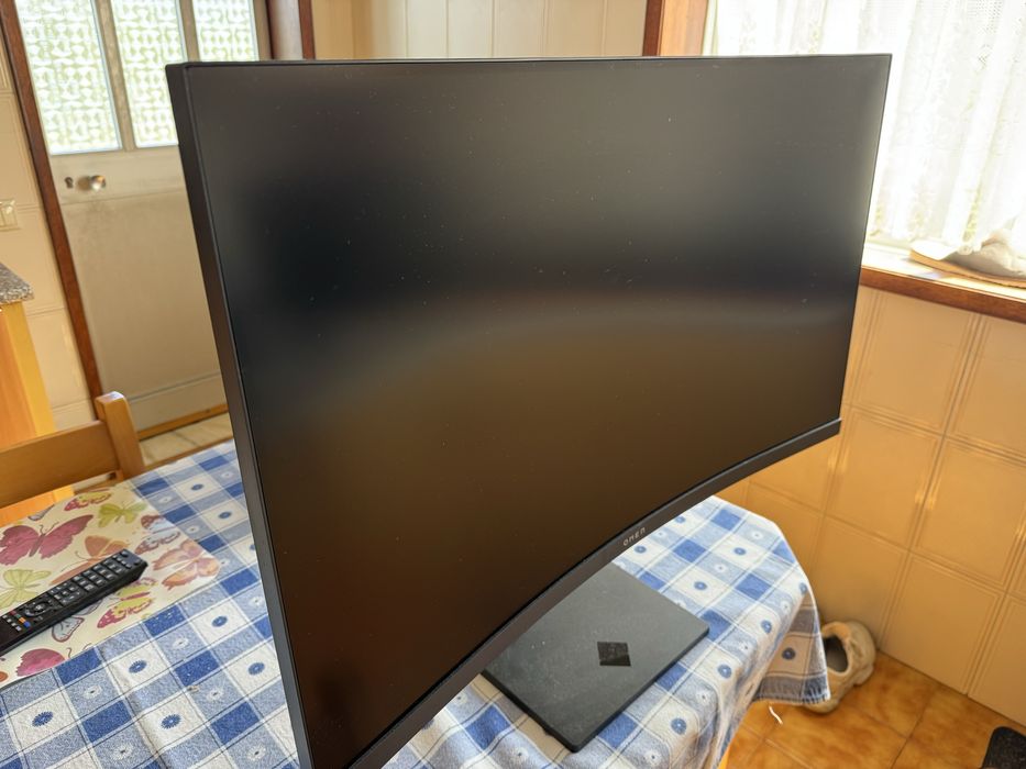 Monitor Curvo de Gaming HP Omen 32C (31.5"' - 1 ms - QHD165 Hz)