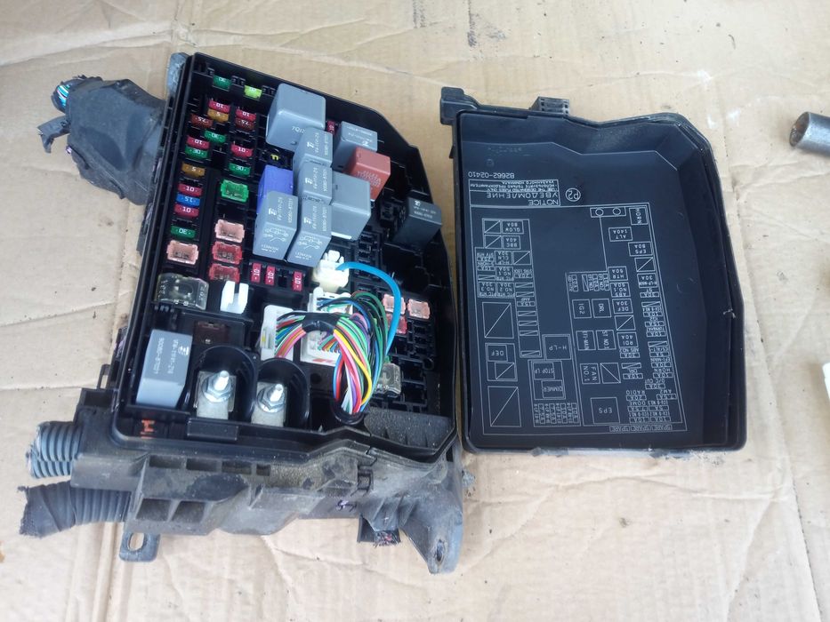 toyota AURIS II 13-18 1,4 d-4d 90 km SKRZYNKA BEZPIECZNIKÓW