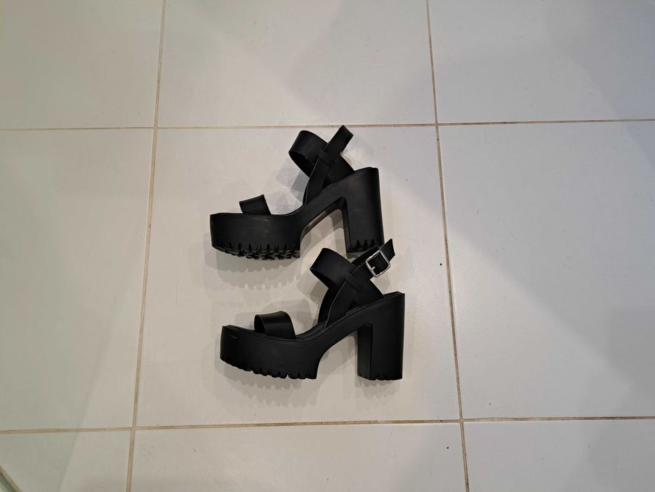 Sprzedam czarne buty na obcasie firmy Croop