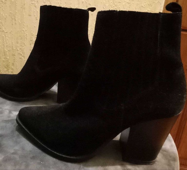 Жіночі Ботильйони Gino Rossi замшеві чорні на 38-39р.