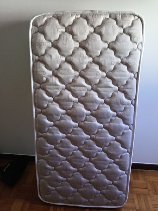 Cama de bebe de madeira
