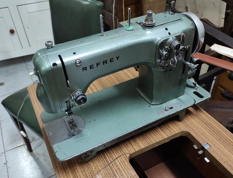 Máquina de costura, Refrey com mesa