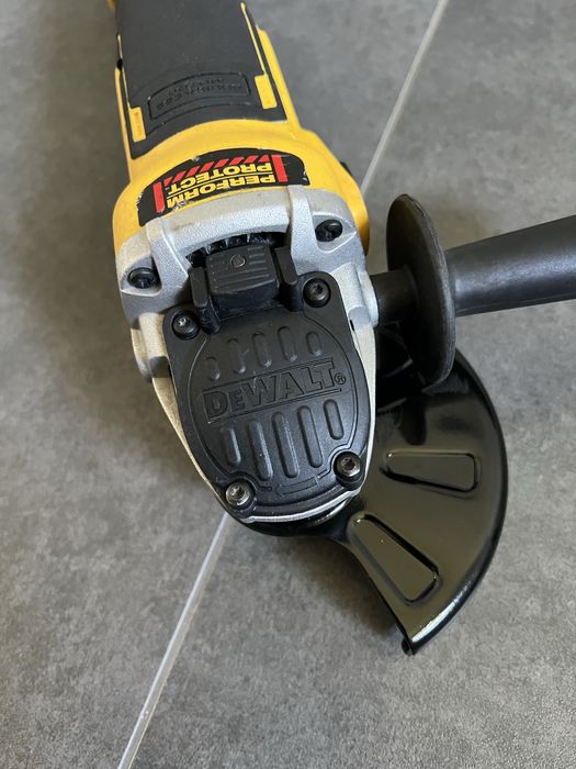 Безщіткова Акум. Болгарка Dewalt DCG 405 + АКБ 5.0
