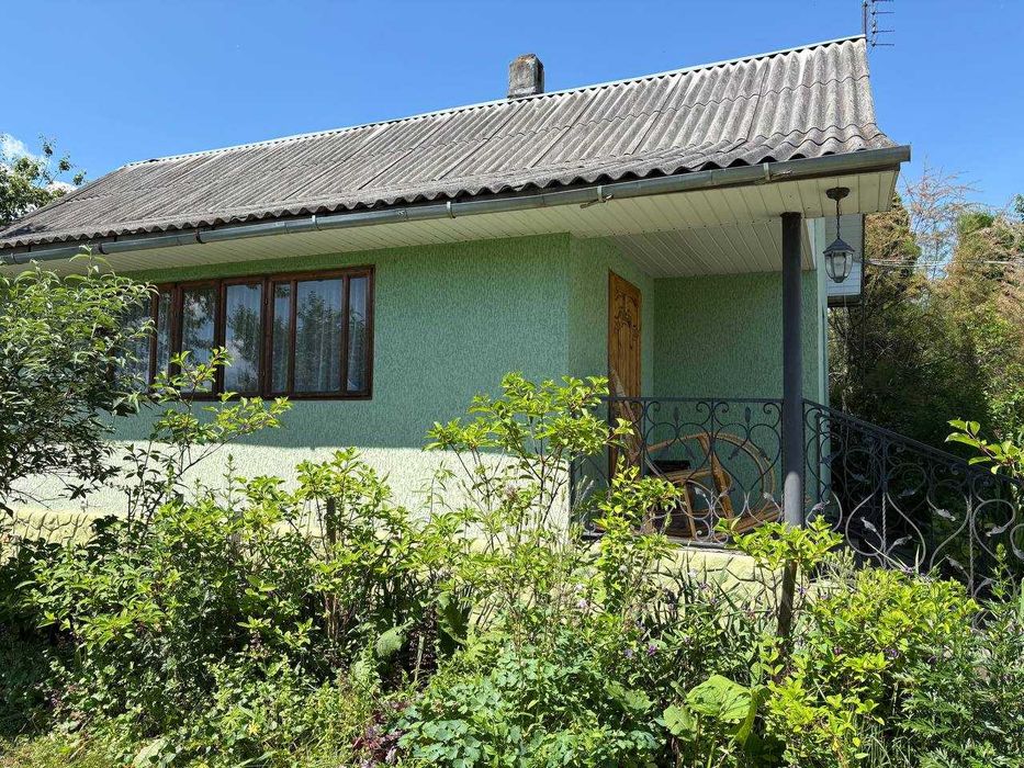 15км від центра чернівців Продам домоволодіння з двома житловими будинками на 50 сотках землі  Чернівецька область, Чернівецький район, с. Кут