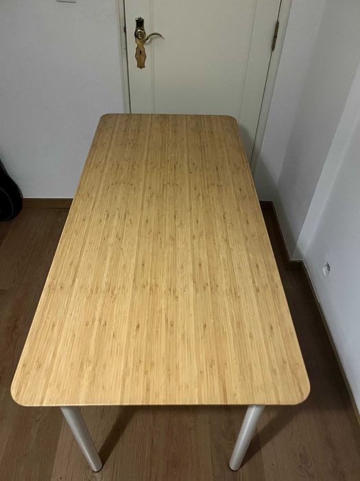 Secretária 140cm x 65cm com tampo de Bamboo e Pernas Adils Brancas