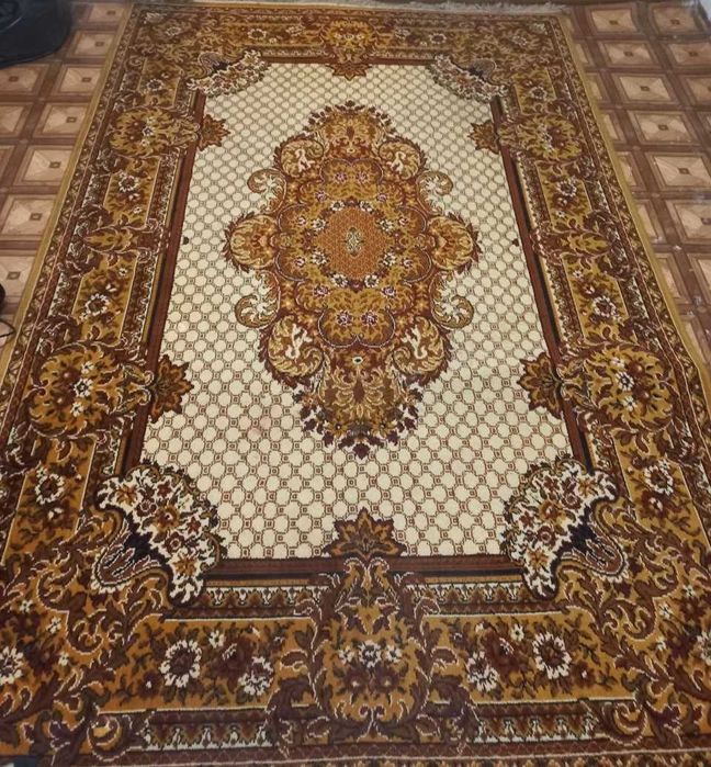 Килим, в дуже хорошому стані ,