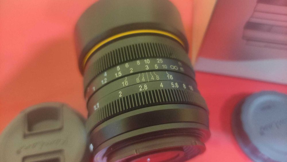 Lente Kamlan 50mm f/1.1 para câmaras Sony E.