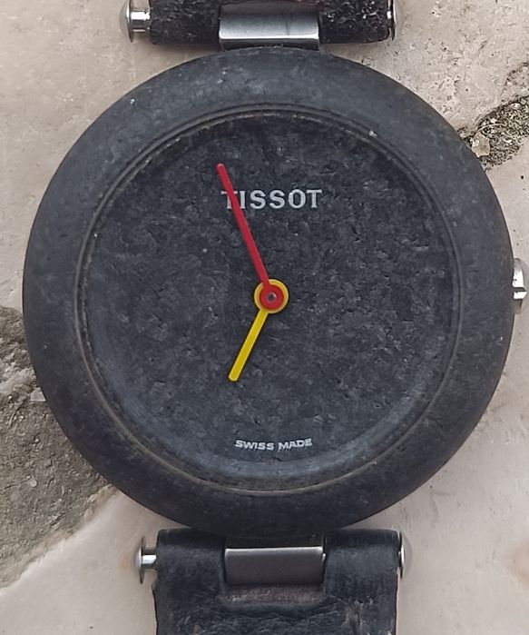 Relógio Tissot RockWatch  modelo R150  sem fendas, lascas ou riscos profundos no mineral