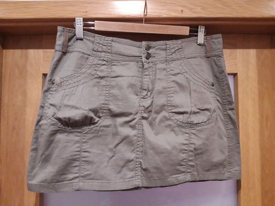 Mini-saia verde tropa da H&M (Tam. M)