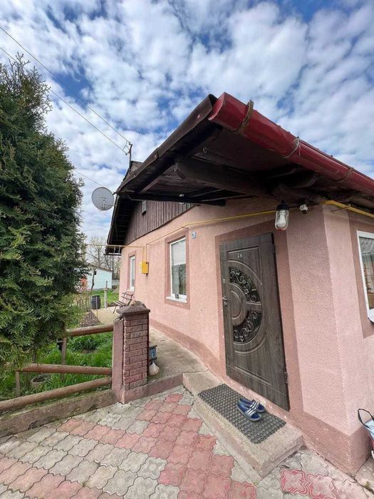 Продається житловий будинок у центрі села Березівка.