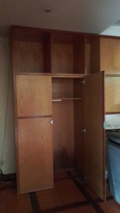 Armario de madeira maciça
